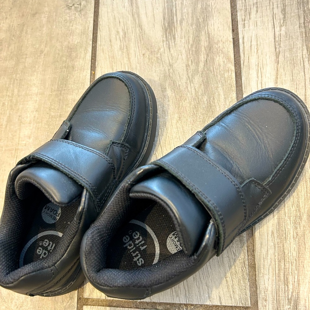 Stride Rite size 13 w boys black Laurence loafer